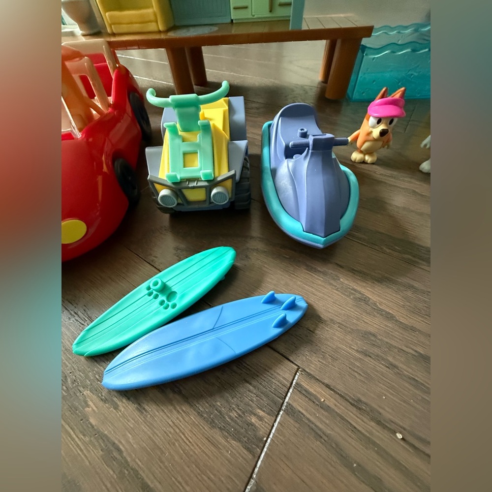 Bluey Beach House Playset w/Figures beach convertible car jet ski four wheeler - Picture 6 of 16